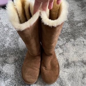 UGG Bailey bow tall boots in chestnut color size 7 like new!!!